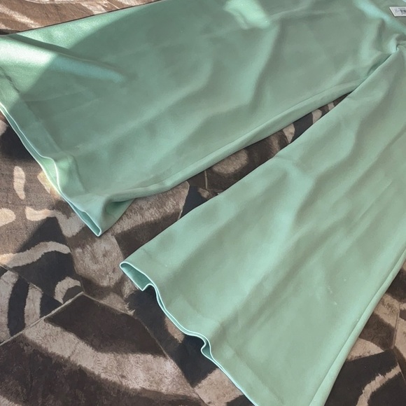 Alice + Olivia Deanna Stretch Cotton Satin
Bootcut Pants Color Green Tea size 14 - Picture 9 of 13